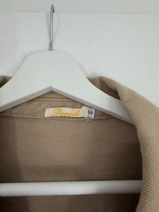 Sobrecamisa beige con tachuelas