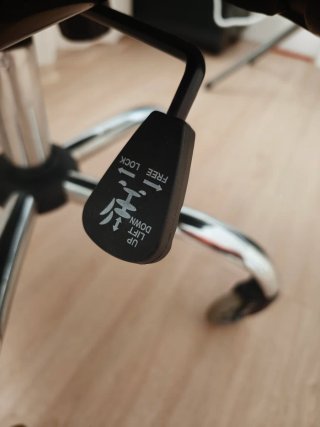 Silla de oficina ergonómica negra