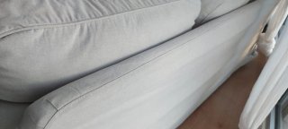 Sofá de tela beige