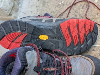 Botas de montaña Mammut grises y rojas