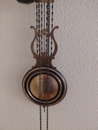 Reloj de pared antiguo con péndulo