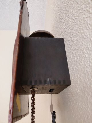 Reloj de pared antiguo con péndulo