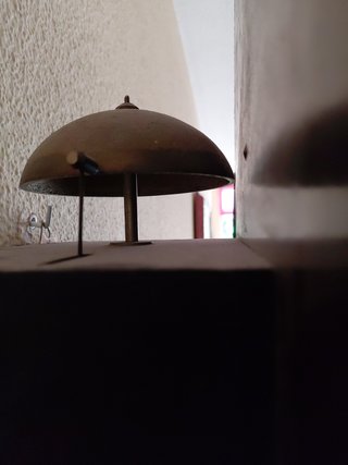 Reloj de pared antiguo con péndulo