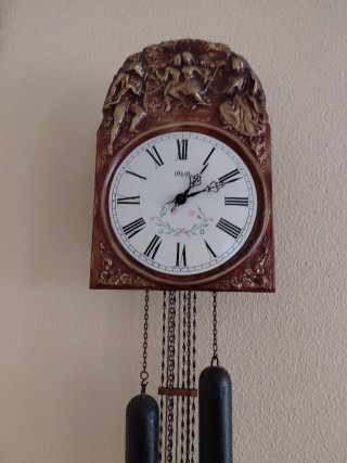 Reloj de pared antiguo con péndulo