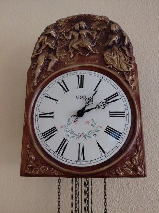 Reloj de pared antiguo con péndulo