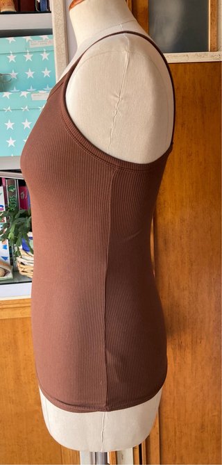 Camiseta sin mangas marrón No Boundaries