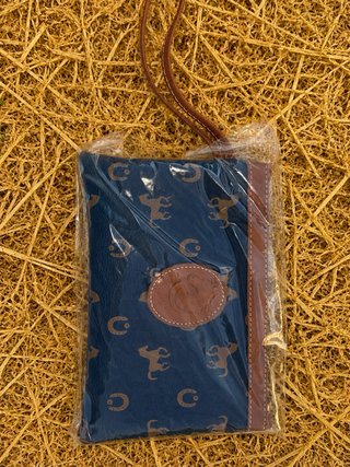 Bolso de mano azul y marrón