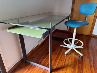 Escritorio Cristal y Metal con Bandeja Verde