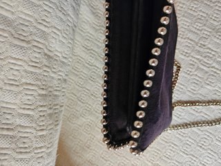 Bolso negro Zara bandolera tachuelas plateadas
