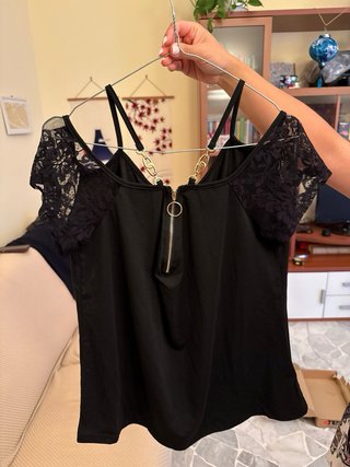 Top Nero con Spalle Scoperte e Dettagli in Pizzo