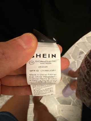 Top Nero con Spalle Scoperte e Dettagli in Pizzo
