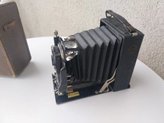 Cámara fotográfica vintage,  funda y complementos.
