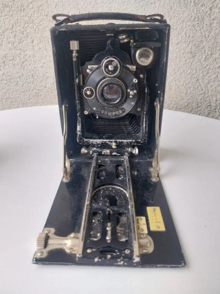 Cámara fotográfica vintage,  funda y complementos.