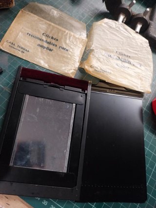 Cámara fotográfica vintage,  funda y complementos.