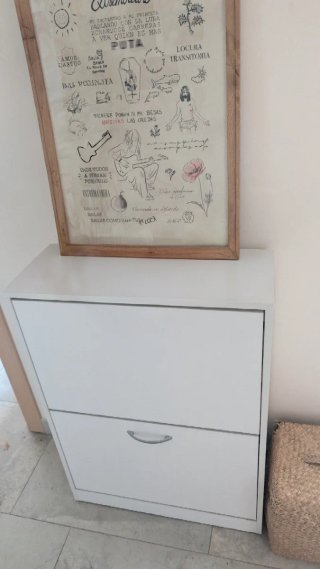 Zapatero blanco de madera.