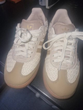 Deportivas Adidas Beige y Doradas