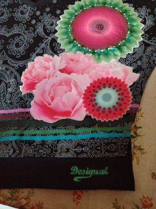 T-shirt Desigual nera con fiori