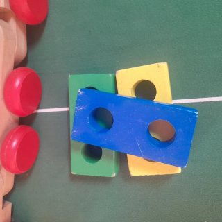 Treno in legno colorato