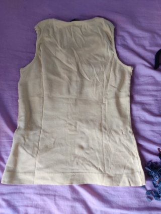 Camiseta amarilla con estampado de mujer