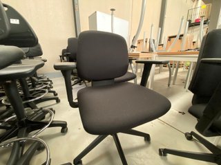 Sillas de oficina negra con ruedas