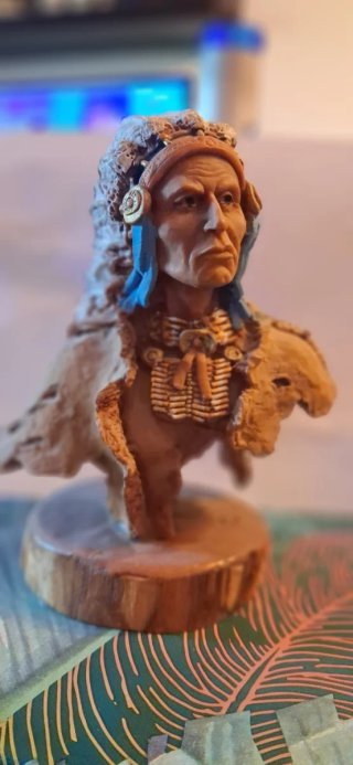 Dos figuras indios americanos base madera en busto