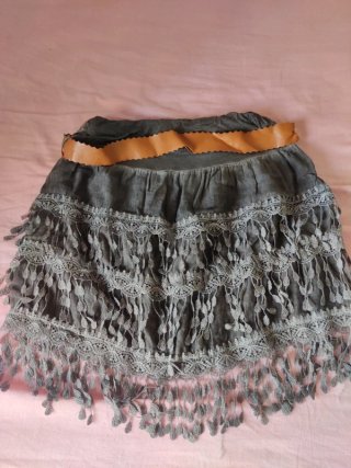 Falda corta con flecos y cinturón