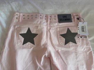 Jeans rosas Dilema con tachuelas