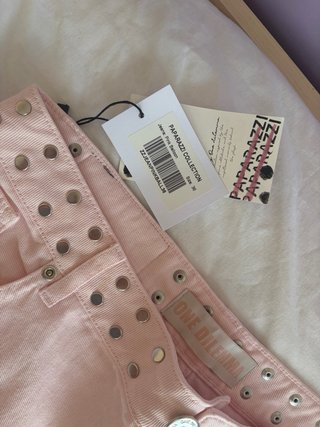 Jeans rosas Dilema con tachuelas