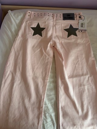 Jeans rosas Dilema con tachuelas