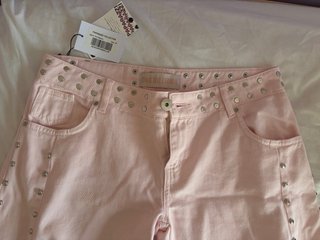 Jeans rosas Dilema con tachuelas