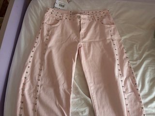 Jeans rosas Dilema con tachuelas