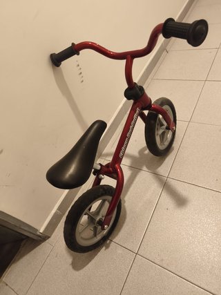 Bicicleta infantil sin pedales roja