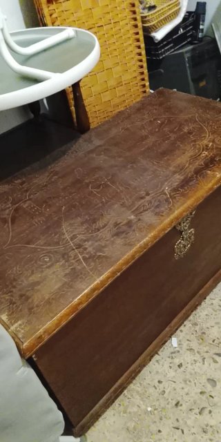 Baúl de madera antiguo con herrajes