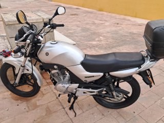 Yamaha Naked Moto Plata y Negra