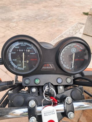 Yamaha Naked Moto Plata y Negra