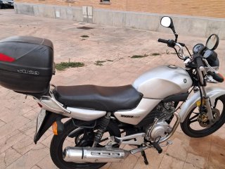 Yamaha Naked Moto Plata y Negra