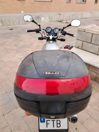 Yamaha Naked Moto Plata y Negra