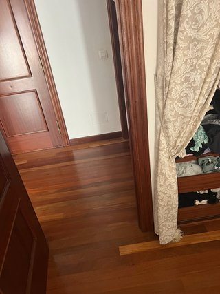Cortinas marrones y blancas con estampado