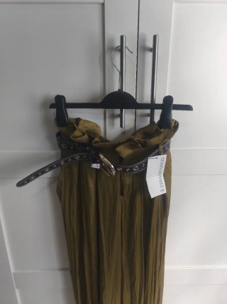Pantalón Stradivarius satinado talla 34