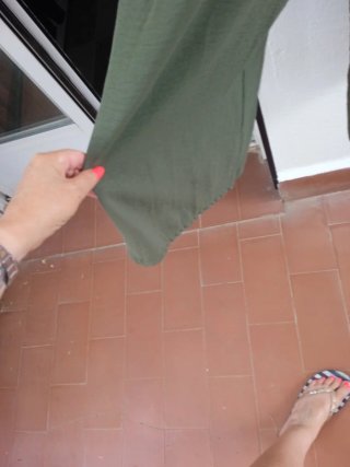 Mono verde con botones de coco