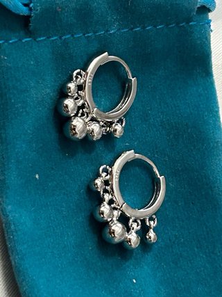 Orecchini Argento 925 Cerchietto Huggie con Sfere