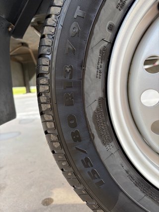 Remolque con tapa gris