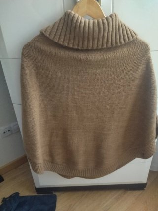 Poncho marrón tejido con trenzas