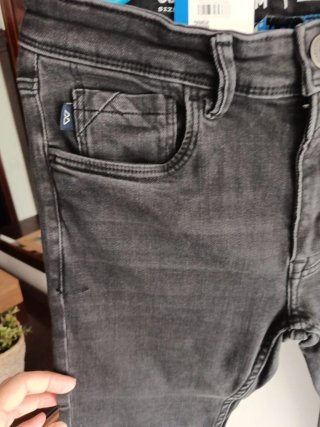 Pantalón vaquero skinny gris