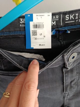Pantalón vaquero skinny gris