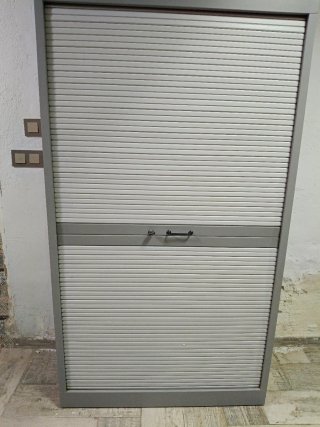 Armario archivador gris con persiana y llave