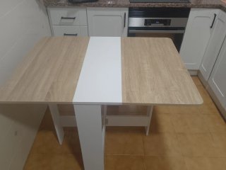 Mesa extensible blanca y madera