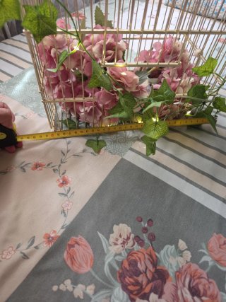 Jaula decorativa dorada con flores y luces