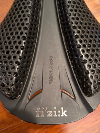 Sillín ciclismo FIZIK ADAPTATIVE VERSUS EVO 139mm