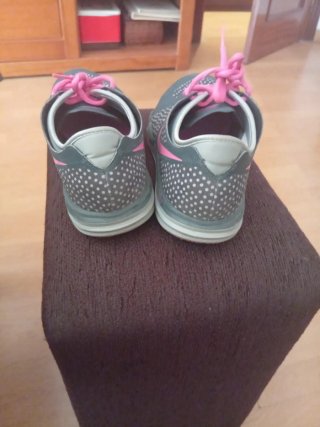 Zapatillas Nike grises y rosas
